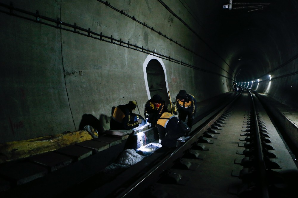 秦安铁路运营隧道病害现状